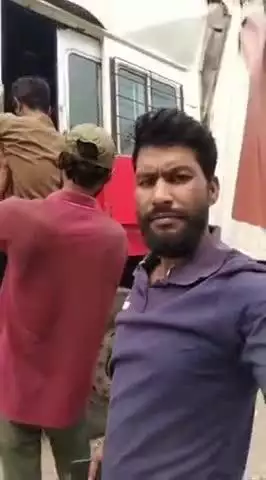 ड्राइवर को कुछ गुडो ने गुवाहाटी में पीटा बिहार ड्राइवर महासंघ गया जिला अध्यक्ष सलीम खान द्वारा उसको मदद पहुंचाया गया