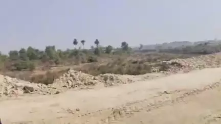 khanan ka illiqalworkho Raha hai
goan khatre mein hai
nadi ka pani gaon mein aane ka khatra hai