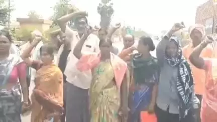 తిప్పర్తి: మండల కేంద్రంలోని సబ్ మార్కెట్ యార్డ్ ముందు నార్కట్పల్లి-అద్దంకి జాతీయ రహదారిపై రైతుల ఆందోళన