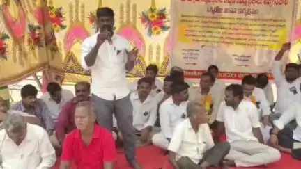 మోత్కూర్: మోత్కూరులో జర్నలిస్టులకు కేటాయించిన ఇళ్ల స్థలాలను అందజేయాలని నిరసన