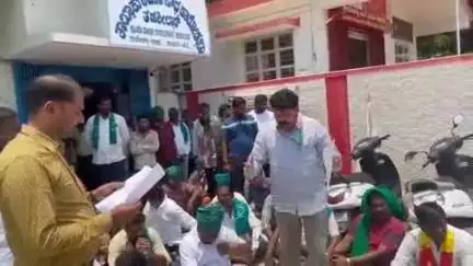 ಹಾರೋಹಳ್ಳಿ: ಮುಚ್ಚಿರುವ ನಕಾಶೆ ರಸ್ತೆಯನ್ನು ತೆರವುಗೊಳಿಸಿ :  ಪಟ್ಟಣದಲ್ಲಿ ತಾಲೂಕು ಕಚೇರಿ ಮುಂಭಾಗ ಪ್ರತಿಭಟನೆ
