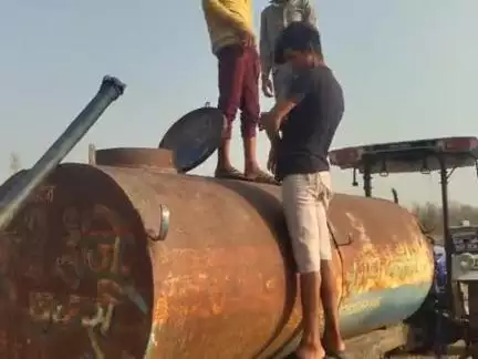 पानी की वजह से लोगों को तकलीफ टैंकर से पानी धोया जा रहा है