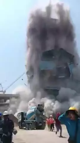 भूकंप के तेज झटके की वजह से बैंकॉक और म्यांमार के शहरों में बड़ी-बड़ी इमारतें नाव की तरह हिलने लगी।
#earthquake #viral