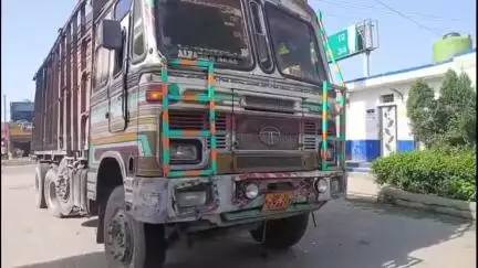 ट्रक और ट्रैक्टर की टक्कर में एक युवक की मौत दूसरा घायल