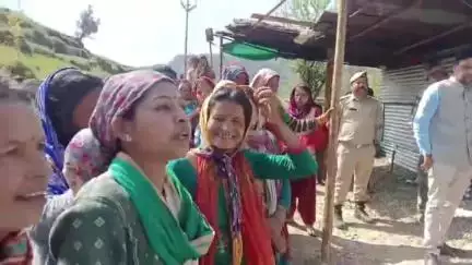 नारायणबगड़: नारायणबगड़ के रेस गांव में बिक रही अवैध शराब पर महिलाएं हुईं बिफर, उप जिलाधिकारी को दी सूचना, टीम ने किया छापा