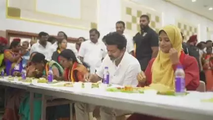 சோழிங்கநல்லூர்: கன்வென்ஷன் சென்டரில் தொண்டர்களுடன் உணவு அருந்திய விஜய் - இணையத்தில் வைரலாகும் கியூட் ரியாக்சன்
