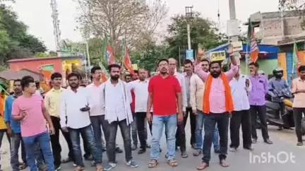ইন্দপুর: মালদার মোথাবাড়ির ঘটনার প্রতিবাদে ইন্দপুরের বাংলা বাজারে বিক্ষোভ ও প্রতিকী পথ অবরোধ করল বিজেপি, উপস্থিত জেলা সম্পাদক