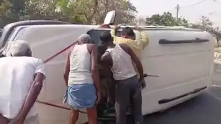 अमनौर: नारायणपुर में बाइक सवार को बचाने के प्रयास में स्कार्पियो पलटी, सवार बाल-बाल बचे