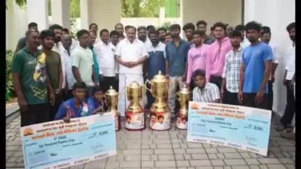 மாதவரம்: மாதவரம் பகுதியில் முதல்வர் பிறந்த நாளை முன்னிட்டு நடைபெற்ற கிரிக்கெட் போட்டியில் வெற்றி பெற்றவர்களுக்கு சுதர்சனம் எம்எல்ஏ பரிசு வழங்கினார்.