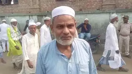 टेढ़ागाछ में पढ़ी गई अलविदा जुम्मे की नमाज । हिन्दू भाइयों ने नमाजियों के लिए वजू के पानी की व्यवस्था की।