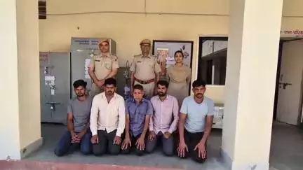 #Balotra: मेगा हाईवे पर संचालित अवैध गतिविधियों के विरूद्ध कार्यवाही।

157 लीटर चोरी का ज्वलनशील कैमिकल व 14 ड्रम तारकोल/डामर बरामद।