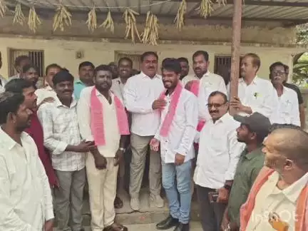 రాయపర్తి: రాయపర్తి మండల కేంద్రంలో బిఆర్ఎస్ మండల పార్టీ ఆధ్వర్యంలో పలువురు కాంగ్రెస్ పార్టీ శ్రేణులు బిఆర్ఎస్ లో చేరిక