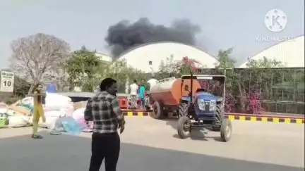 खंडाळा: शिंदेवाडीत बंद कंपनीला भीषण आग; आगीत लाखो रुपयांचे नुकसान, शिरवळ पोलिसांत घटनेची नोंद