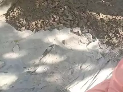 nisvapur r cc rod bekar dal rha hai 7 :1 ka masala lag rha hai pahale mitte bad mai gittee fer r cc