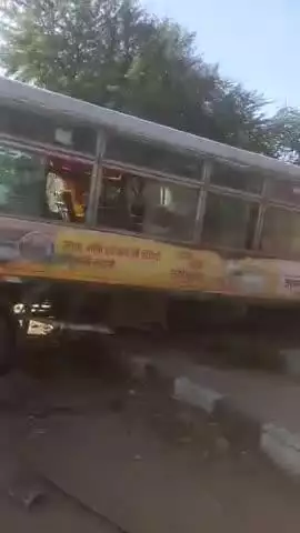 मैनपुरी जिला के मीठपुर में सरकारी बस में पीछे से डंपर  ने मार दी पीछे से टक्कर