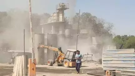 नवाबगंज: प्यारेपुर सरैया गांव में लगे प्लांट से निकलने वाले धूल और डस्ट से हजारों की आबादी हो रही प्रभावित #jamsamasya