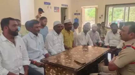వీణవంక: పోలీస్ స్టేషన్ లో వివిధ పార్టీల మండల అధ్యక్షులతో పాటు ముస్లిం సోదరులతో సమావేశం నిర్వహించిన రూరల్ సీఐ కిషోర్ కుమార్