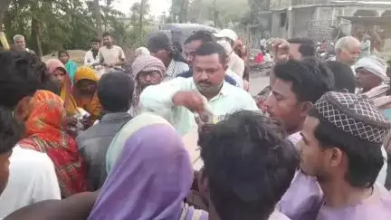 आज दिन के 1:00 बजे के करीब टेंगरहा सिकियाह में आग लगने से लगभग 25 से 30 घर जलकर खाक ।