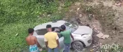 গৰৈমাৰী: কালাতলীত নিয়ন্ত্ৰন হেৰুৱাই পথৰ পৰা বাগৰি পৰিল চাৰিচকীয়া গাড়ী,গুৰুতৰভাৱে আহত ৫ জনকৈ প'লিং বিষয়া