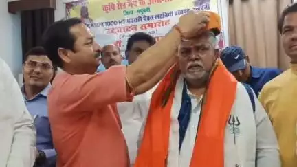 बाबूबरही: पिरही पंचायत के पैक्स अध्यक्ष रणधीर खन्ना ने सहकारिता मंत्री को सम्मानित किया