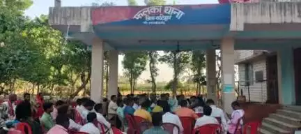 आज दिनांक-29.03.25 को फलका थाना परिसर में आगामी पर्व #ईद, #रामनवमी, एवं #चैती_छठ को शांतिपूर्ण माहौल में सम्पन्न कराने हेतु आमजनों के साथ #शांति_समिति की बैठक आयोजित की गई।