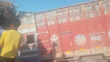 नौगढ़ रोड़ महेवा स्कूल के पास घर से टकराकर गिरी खाई में