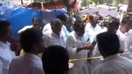ஸ்ரீவில்லிபுத்தூர்: பெரிய மாரியம்மன் கோவில் பூக்குழி திருவிழாவை முன்னிட்டு பக்தர்களுக்கு நீர்மோர் பந்தல் அதிமுக சார்பில் திறக்கப்பட்டது