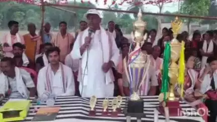 ଝରିଗାଁ: କୁହୁରାକୋଟରେ ଆୟୋଜିତ କ୍ରିକେଟ ଟୁର୍ଣ୍ଣାମେଣ୍ଟର ଫାଇନାଲ ମ୍ୟାଚରେ ଯୋଗଦେଲେ ପୂର୍ବତନ ସାଂସଦ