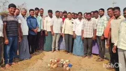 మేడిపల్లి: వల్లంపల్లిలో రూ. 28 లక్షల నిధులతో సీసీ రోడ్డు పనులను ప్రారంభించిన మండల కాంగ్రెస్‌ నాయకులు