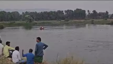 ತಿರುಮಕೂಡಲು ನರಸೀಪುರ: ಟಿ. ನರಸೀಪುರದ ಮೇದಿನಿ ಗ್ರಾಮದ ನದಿಯಲ್ಲಿ ಈಜಲು ಹೋಗಿ ಇಬ್ಬರು ಯುವಕರು ನೀರುಪಾಲು