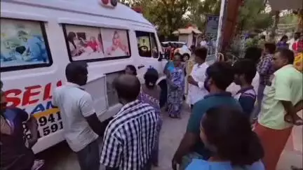 ஸ்ரீவில்லிபுத்தூர்: ஏ பாறைப்பட்டி அருகே முன்னாள் சென்ற ஆட்டோ மீது கார் மோதி 3 பேர் சம்பவ இடத்தில் உயிரிழப்பு நான்கு பேர் படுகாயத்துடன் மருத்துவமனையில் அனுமதி
