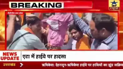 पीलीभीत में गैस चौराहे पर बजरंग दल के कार्यकर्ताओं ने सपा प्रमुख अखिलेश यादव का फूंका पुतला #pilibhit #ibpnews
