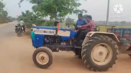 నెల్లికుదురు: నెల్లికుదురు ఆకేరువాగులో అక్రమంగా ఇసుక తరలిస్తున ట్రాక్టర్లను స్వయంగా నడుపుకుంటూ కార్యాలయానికి తరలించిన ,తహసిల్దార్ రాజు