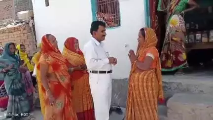 मजदूर यूनियन महासंघ एवं मजदूर महिला शक्ति  के प्रदेश अध्यक्ष तेजबहादुर जी द्वारा बलिया जनपद के बांसडीह मे जनसंपर्क।
