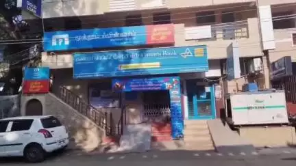 ஸ்ரீவைகுண்டம்: மெயின் பஜாரில் உள்ள கனரா வங்கி ATM அறையில் ஒலித்த அலாரத்தால் பரபரப்பு ஏற்பட்டது.