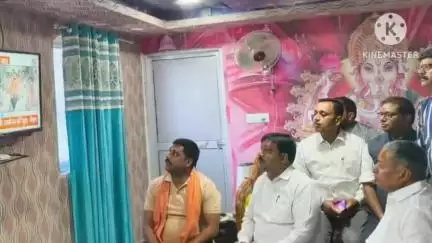 गिद्धौर: सांसद कालीचरण सिंह ने अपने आवास में प्रधानमंत्री के मन की बात कार्यक्रम को सुना