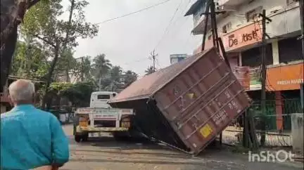 പറവൂർ: അണ്ടിപ്പിള്ളി കാവിൽ കണ്ടെയ്നർ ലോറിയുടെ ബോഡി റോഡിലേക്ക് തെറിച്ചുവീണ് അപകടം, ബൈക്ക് യാത്രികർക്ക് പരിക്കേറ്റു