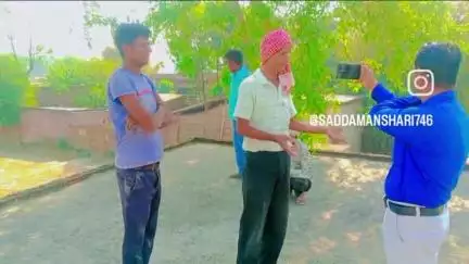 लखीमपुर खीरी- प्राथमिक विद्यालय में मिट्टी मिली बालू सीमेंट लगाकर स्कूल की छत को किया जा रहा रिपेयर ,,