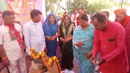 टांड़ गांव में रंजना मौर्या के घर पूजन करती विधायिका सुचिस्मिता मौर्या