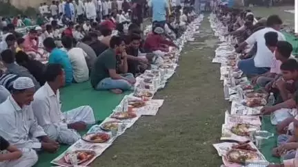 কালিয়াচক ১: কালিয়াচক হাই স্কুল মাঠে আয়োজিত ইফতার পার্টিতে উপস্থিত জেলা ও ব্লক তৃণমূল নেতৃত্ব
