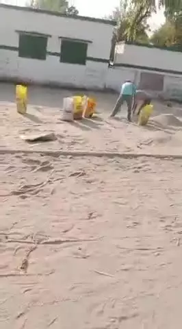 देवीपुर गजरौरा तहसील पलिया कलां जिला लखीमपुर खीरी उच्च माध्यमिक विद्यालय में छात्र छात्राओं की जान से हुआ खिलवाड़ देखें