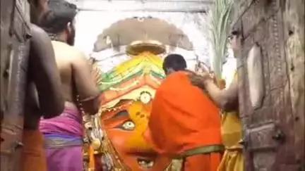माहूर: माहूर गडावर श्री रेणुका मातेची घटस्थापना करून रेणुका मातेला सर्व अलंकार घालून मातेची महापूजा करण्यात आली