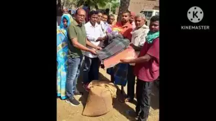 मंडरो: अम्बाडीहा गांव में गैस सिलेंडर से आग लगने से तीन घर राख हो गए, सीओ मेघनाथ उरांव ने राहत सामग्री बांटी