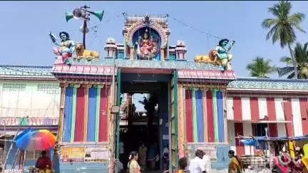 தரங்கம்பாடி: ஒழுகைமங்கலம் மாரியம்மன் கோவிலில் பங்குனி திருவிழா கொடியேற்றத்துடன் துவங்கியது.