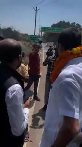 महुआ विधानसभा क्षेत्र के मिर्जानगर जाने के दौरान रास्ते मे मेरा जोरदार स्वागत किया गया।
#जय_भवानी 🔱