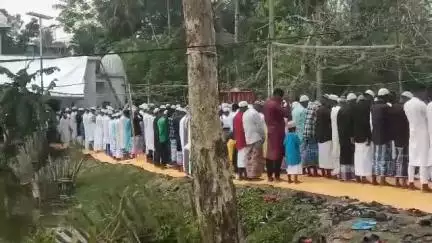 নন্দকুমার: খুশির ঈদ উৎসব উপলক্ষ্যে আজ নন্দকুমার ১৬আনা মসজিদে ঈদের নামাজ পড়ে নিজেদের মধ্যে শুভেছা বিনিময় করেন ইসলাম ধর্মপ্রান মানুষ