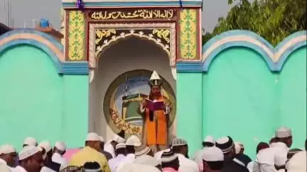 মহম্মদবাজার: ঈদ উপলক্ষে সোঁতশাল গ্রামে নিয়ম মেনে নামাজ পরল মুসলিম সম্প্রদায় মানুষজন