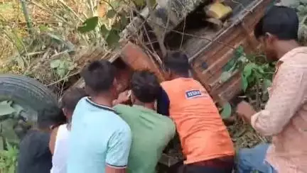 সদর: বালুর গাড়ি নিয়ন্ত্রণ হারিয়ে ৪০ ফুট নিচে পড়ে তিনজন শ্রমিক আহত এবং গাড়ির চালক ঘটনাস্থলে নিহত,ঘটনা মলয় নগর এলাকায়
