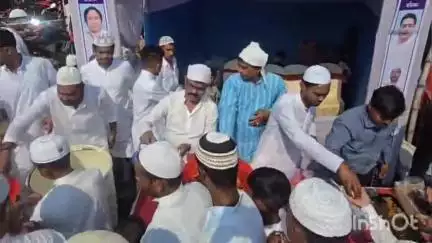 কালিয়াচক ১: নমাজে অংশগ্রহণকারীদের সুজাপুর চৌরঙ্গী এলাকায়  জল ও মিষ্টি প্রদান করল কালিয়াচক 1 ব্লক তৃণমূলের জয় হিন্দ বাহিনী