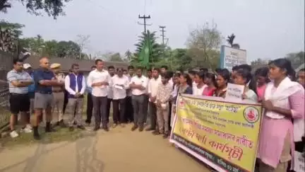 ডিমৌ: আটছাৰ আঠাবাৰী উপ শাখাৰ উদ্যোগত  চাহ শ্ৰমিকৰ বিভিন্ন সমস্যা সমাধানৰ দাবীত আঠাবাৰী চাহবাগিছাৰ  সন্মুখত ২ ঘণ্টীয়া ধৰ্ণা